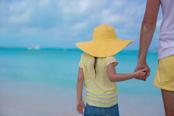 Primer plano de la niña sosteniendo la mano de su padre —  Fotos de Stock