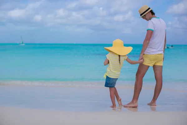 Adorable niña y padre feliz en la playa tropical blanca — Foto de Stock