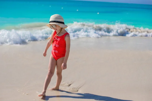 Karayipler tatil sırasında plajda şapkalı küçük kız — Stok fotoğraf