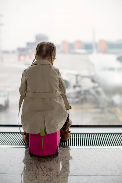 공항 터미널에서 창 밖을 보고 어린 소녀 — 스톡 사진