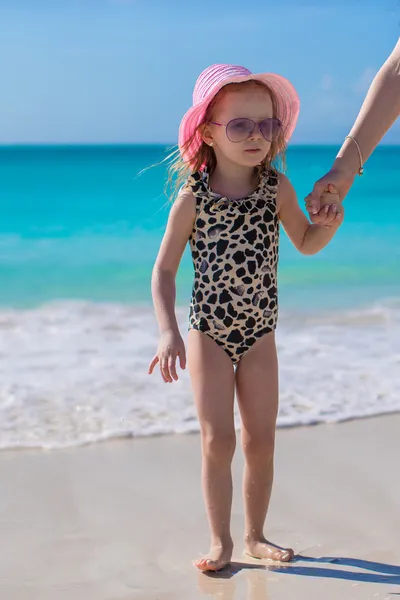 可爱的小女孩，在热带度假海滩上 — 图库照片