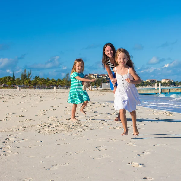年轻快乐的妈妈和她可爱的女儿，在异国风情的沙滩上阳光明媚的日子开心 — 图库照片