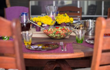 süslü masa üstünde salata tabağı closeup