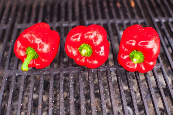 Pimientos rojos frescos en una barbacoa al aire libre — Foto de Stock