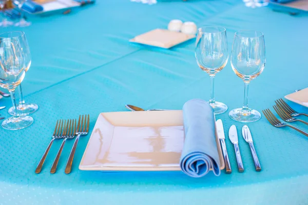 Schön servierter Tisch in blauen Farben im Restaurant — Stockfoto