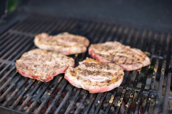 Steak vom Grill auf offenem Grill — Stockfoto