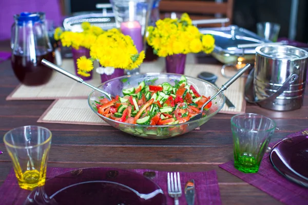 Bellissimo tavolo servito in casa per la cena in veranda — Foto Stock