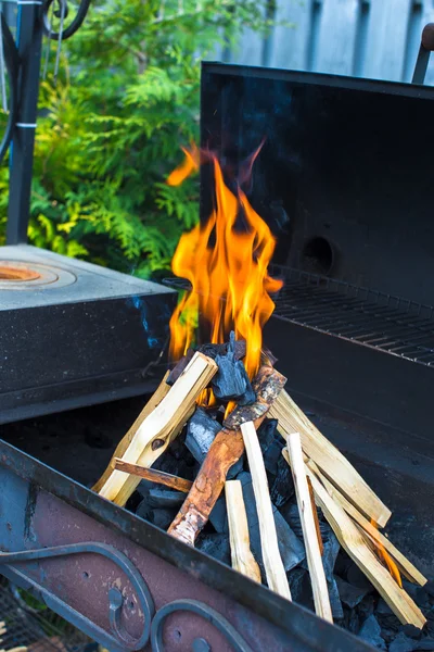 Vértes lövés kemping kandalló barbecue — Stock Fotó
