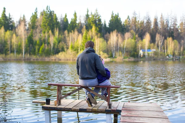 Jonge vader en meisje vissen op het meer — Stockfoto