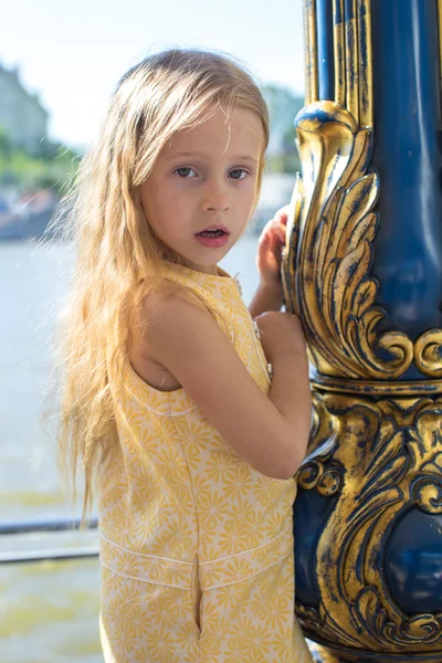 Portret van klein schattig charmante grappig meisje — Stockfoto