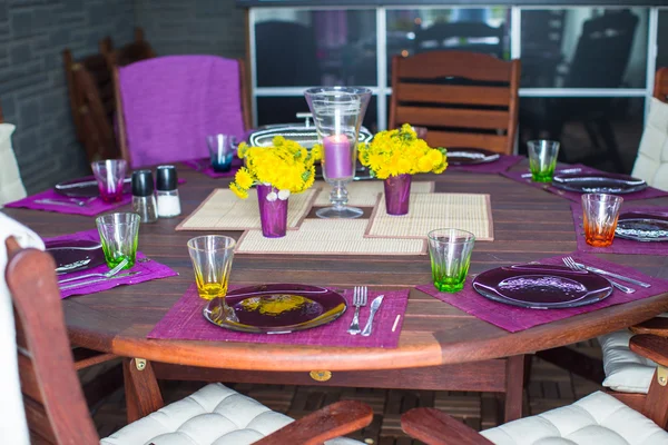 Schöner Tisch zum Abendessen auf der Veranda — Stockfoto