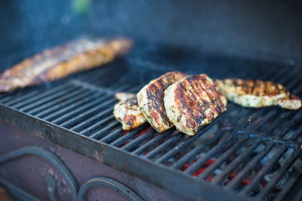 Benstek matlagning på en öppen låga grill — Stockfoto