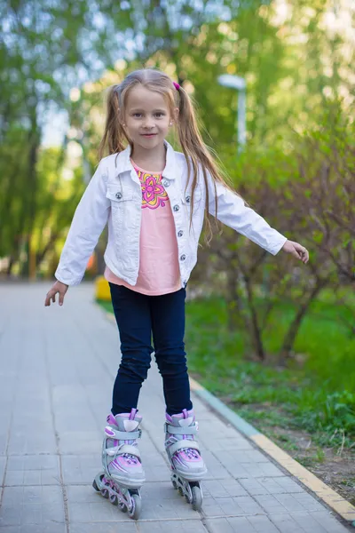 Adorable niña en patines en el parque — Foto de Stock