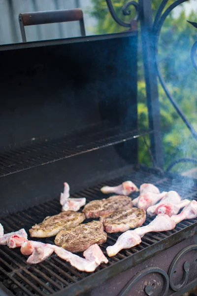 Cocción de carne a la parrilla en una barbacoa abierta — Foto de Stock