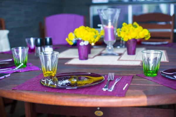 Güzel ev hizmet masada akşam yemeği için veranda — Stok fotoğraf