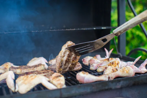 Grilovaný steak a vaření na otevřený barbecue kuřecí masíčka — Stock fotografie