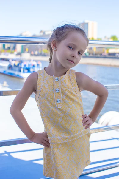 Petite fille naviguant sur un grand bateau de luxe — Photo