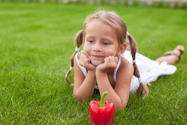 Adorable chica con plato de verduras en el jardín —  Fotos de Stock