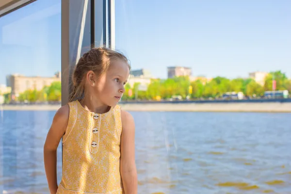 Niña adorable relajándose en un barco de lujo — Foto de Stock