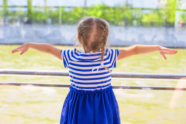 Petite fille mignonne regardant au-dessus de la rivière du navire de luxe — Photo