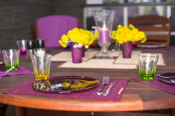 Piękny domu tabela serwowane w porze kolacji na werandzie — Zdjęcie stockowe