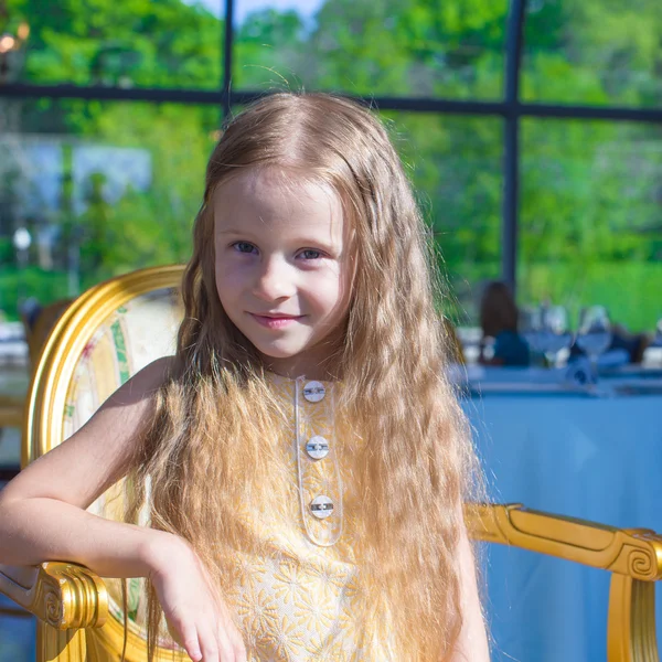 Porträt von kleinen entzückenden charmanten Mädchen — Stockfoto