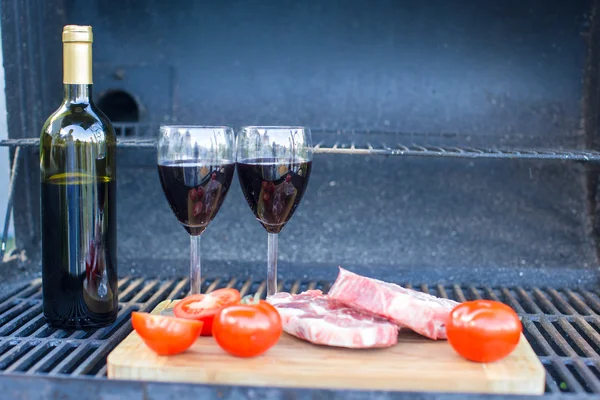 Filete jugoso, verduras y botella de vino en un picnic al aire libre —  Fotos de Stock