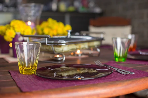 Schöner Tisch zum Abendessen auf der Veranda — Stockfoto