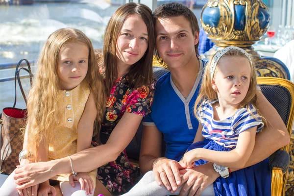 Retrato encantadora hermosa familia de cuatro en restaraunt — Foto de Stock