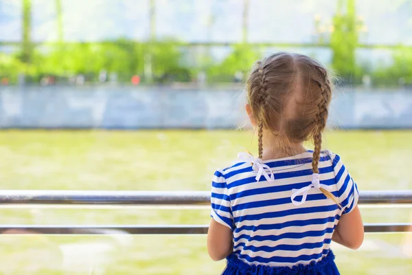 Niña mirando sobre el río desde un barco de lujo — Foto de Stock