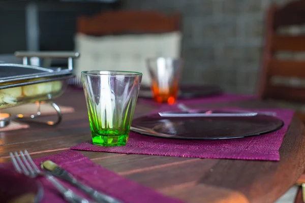 Zbliżenie piękny kolor naczynia zdobione tabeli — Zdjęcie stockowe