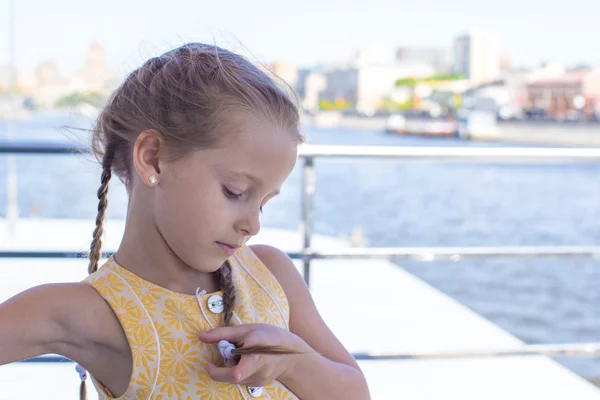 Menina velejando em um grande navio na cidade — Fotografia de Stock