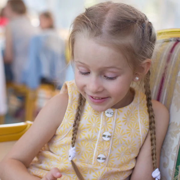 Porträt von kleinen entzückenden charmanten lustigen Mädchen — Stockfoto