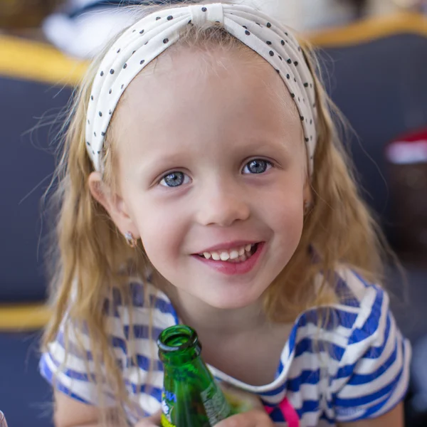 ボトルの水と小さな愛らしい魅力的な女の子の肖像画 — ストック写真