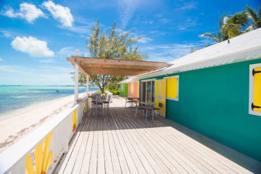 geleneksel parlak Karayip evler sahilinde