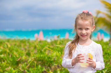 içme suyu açık kafe sevimli küçük kız