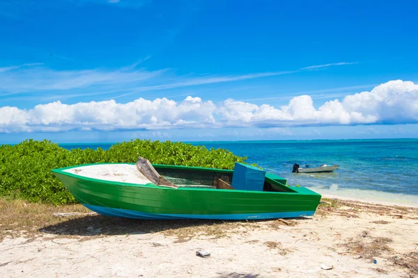 Vecchia barca da pesca su una spiaggia tropicale ai Caraibi — Foto Stock