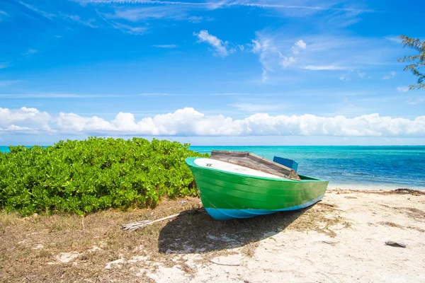 Old fishing boat on a tropical beach at the Caribbean — Stock Photo, Image