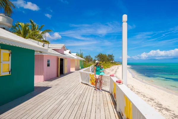 Joven madre y su hija caminando en la isla tropical — Foto de Stock