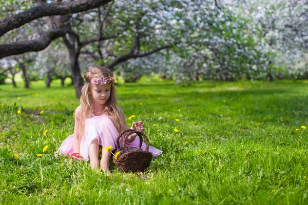 Portrét Rozkošná holčička v kvetoucí jabloňový sad — Stock fotografie