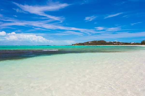 Playa blanca perfecta con agua turquesa en la isla ideal — Foto de Stock