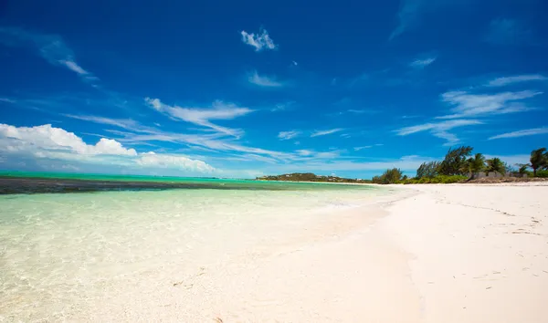 Playa blanca perfecta con agua turquesa en la isla ideal —  Fotos de Stock