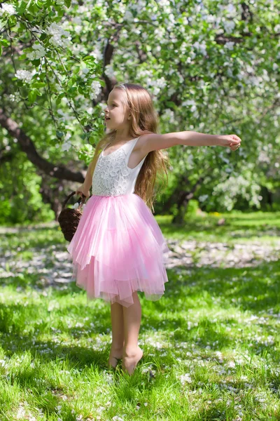 Menina adorável no pomar de maçã florescente — Fotografia de Stock