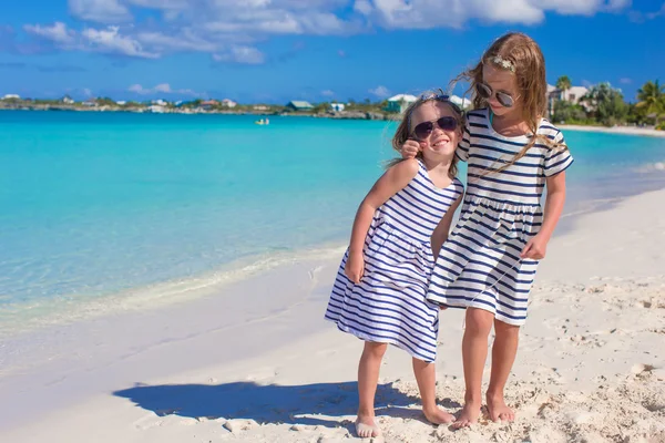 I bambini piccoli godono le loro vacanze estive — Foto Stock