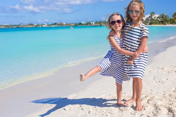Маленькие милые девочки наслаждаются летними каникулами на пляже — стоковое фото