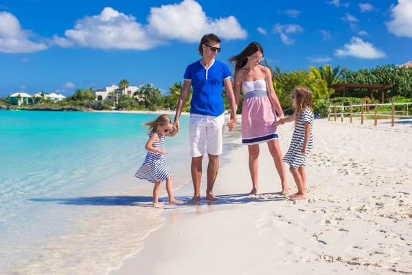 Familia feliz de cuatro en vacaciones de playa —  Fotos de Stock