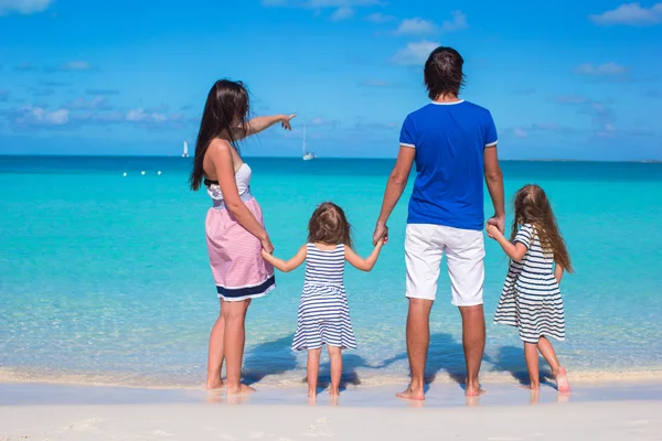 Back view of young family with two kids on caribbean vacation — Stock Photo, Image
