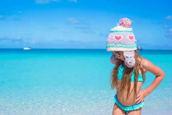 Adorable szczęśliwy dziewczyna trochę zabawy na tropikalnej plaży — Zdjęcie stockowe