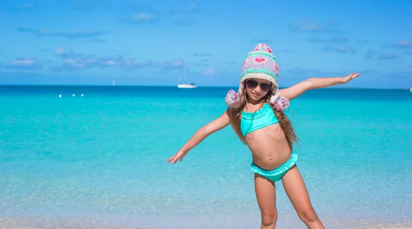 Porträt eines glücklichen kleinen Mädchens, das Spaß am tropischen Strand hat — Stockfoto