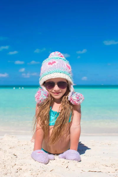 Entzückendes kleines Mädchen kam vom Winter in den Sommer — Stockfoto